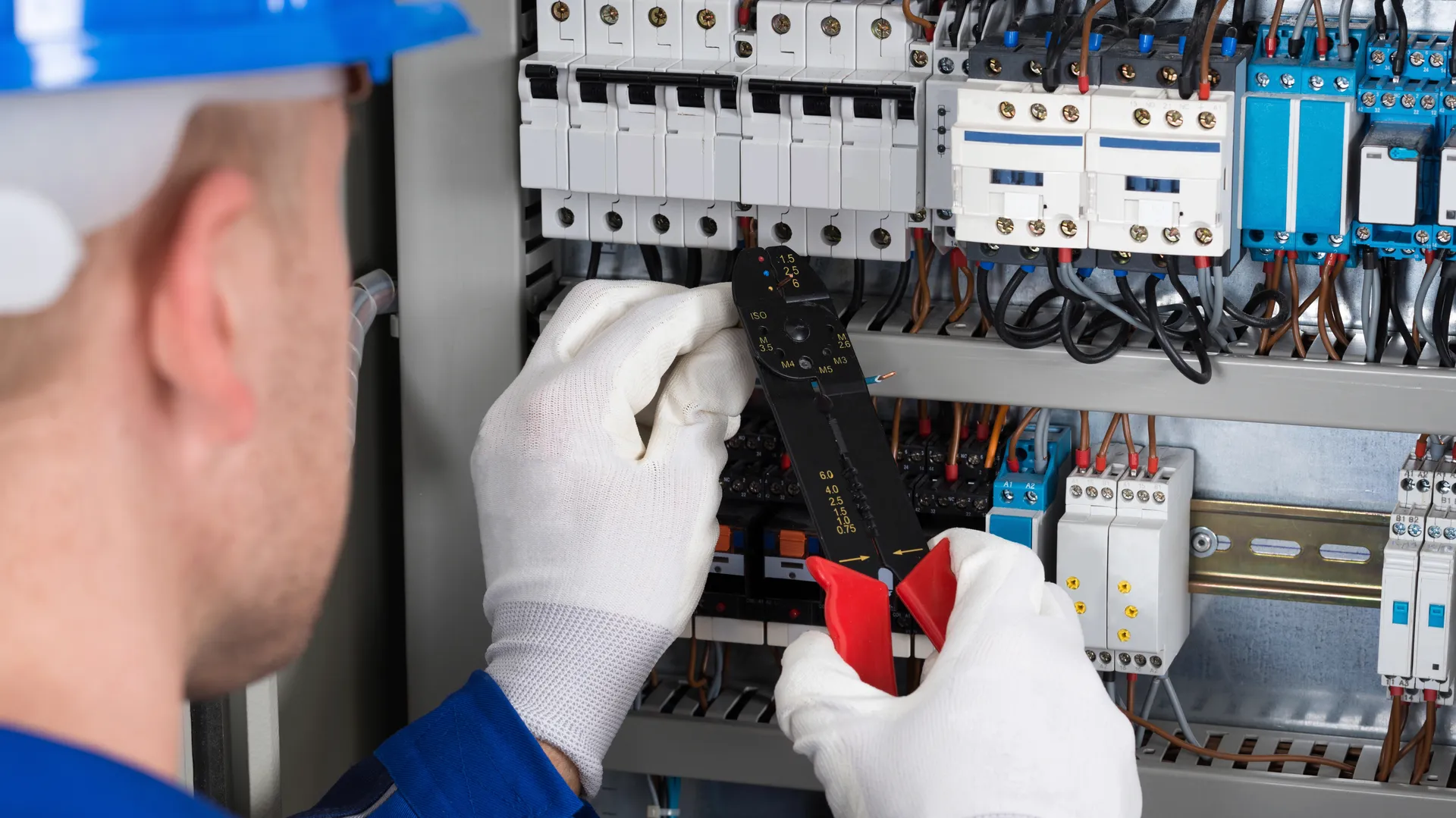 Électricien professionnel en intervention à Paris