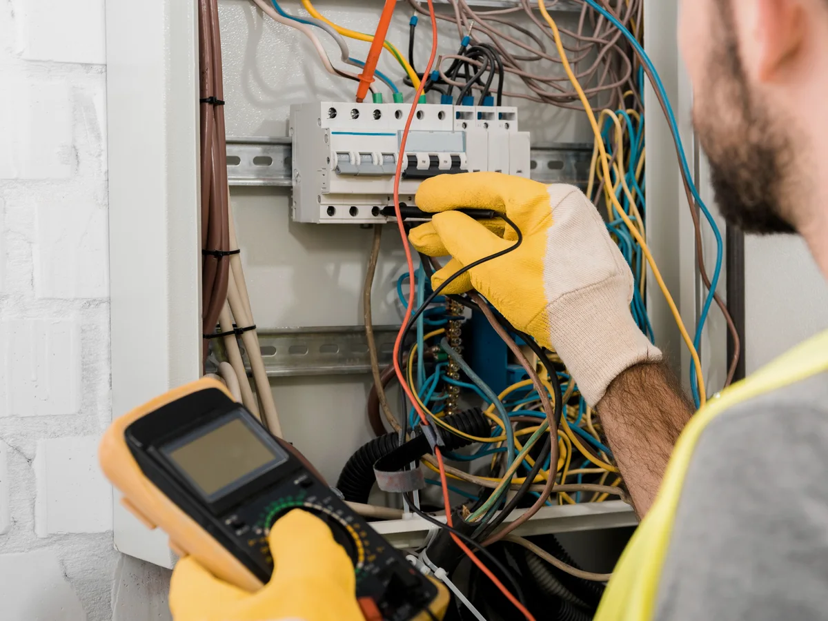 Artisan électricien au travail à Paris